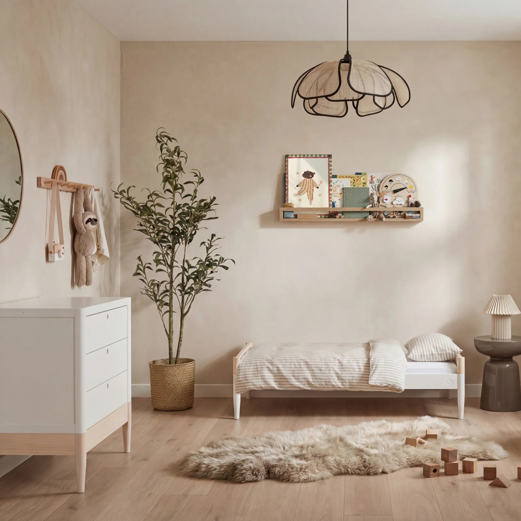 Minimalistisches Kinderzimmer mit umwandelbarem Kinderbett Gaia Baby Eos in Weiß und Naturholz, passender Kommode, neutralem Dekor und Holzboden.