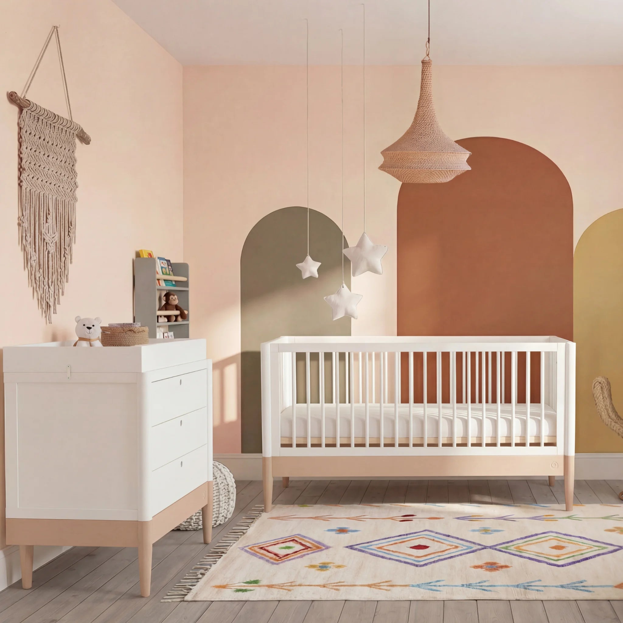 Gaia Baby EOS Cabrio-Kinderbett in Weiß mit Naturholz in einem errötenden Kinderzimmer mit gewölbtem Wanddesign, Sternenmobile und gemustertem Teppich