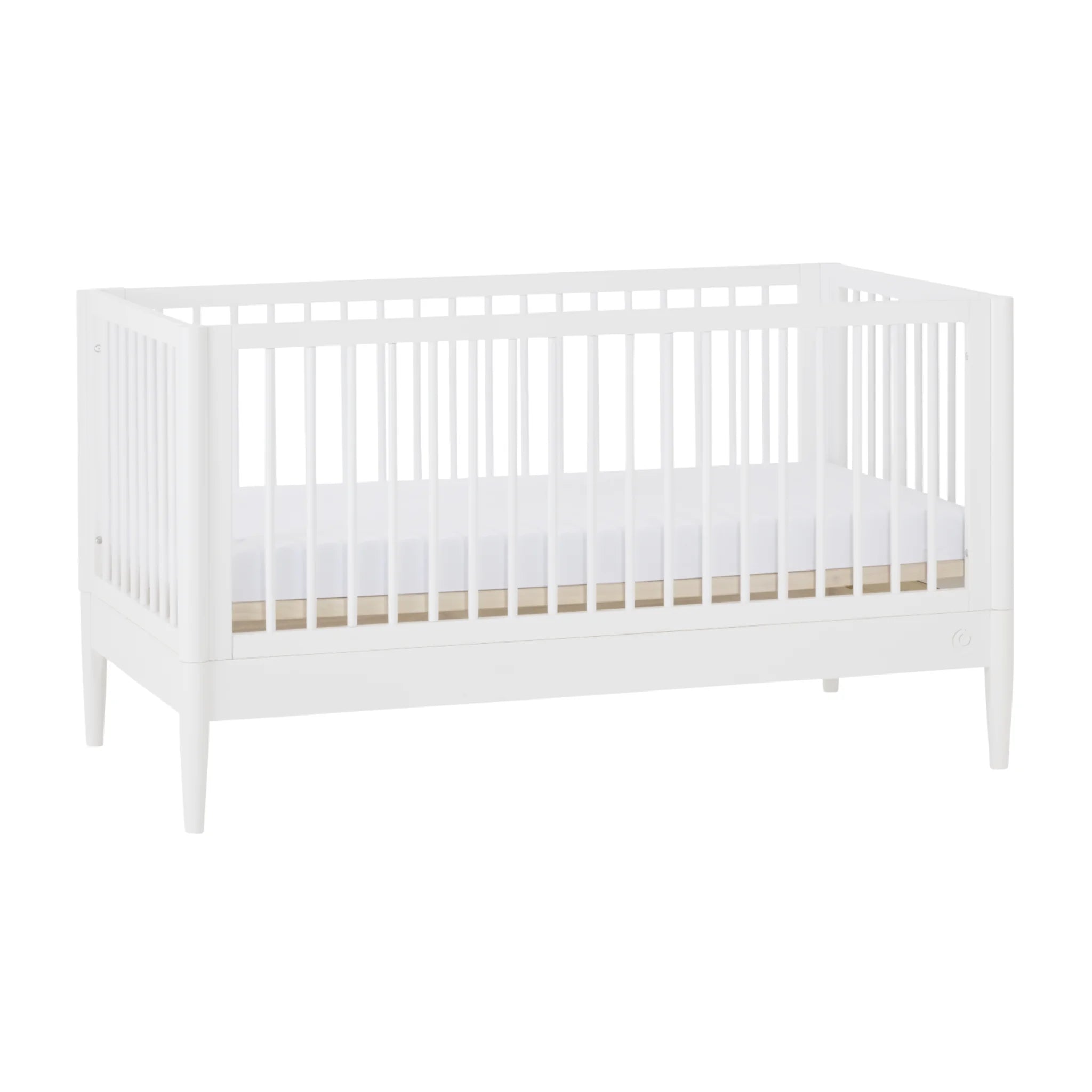Cuna convertible Gaia Baby EOS en blanco vista en ángulo del producto