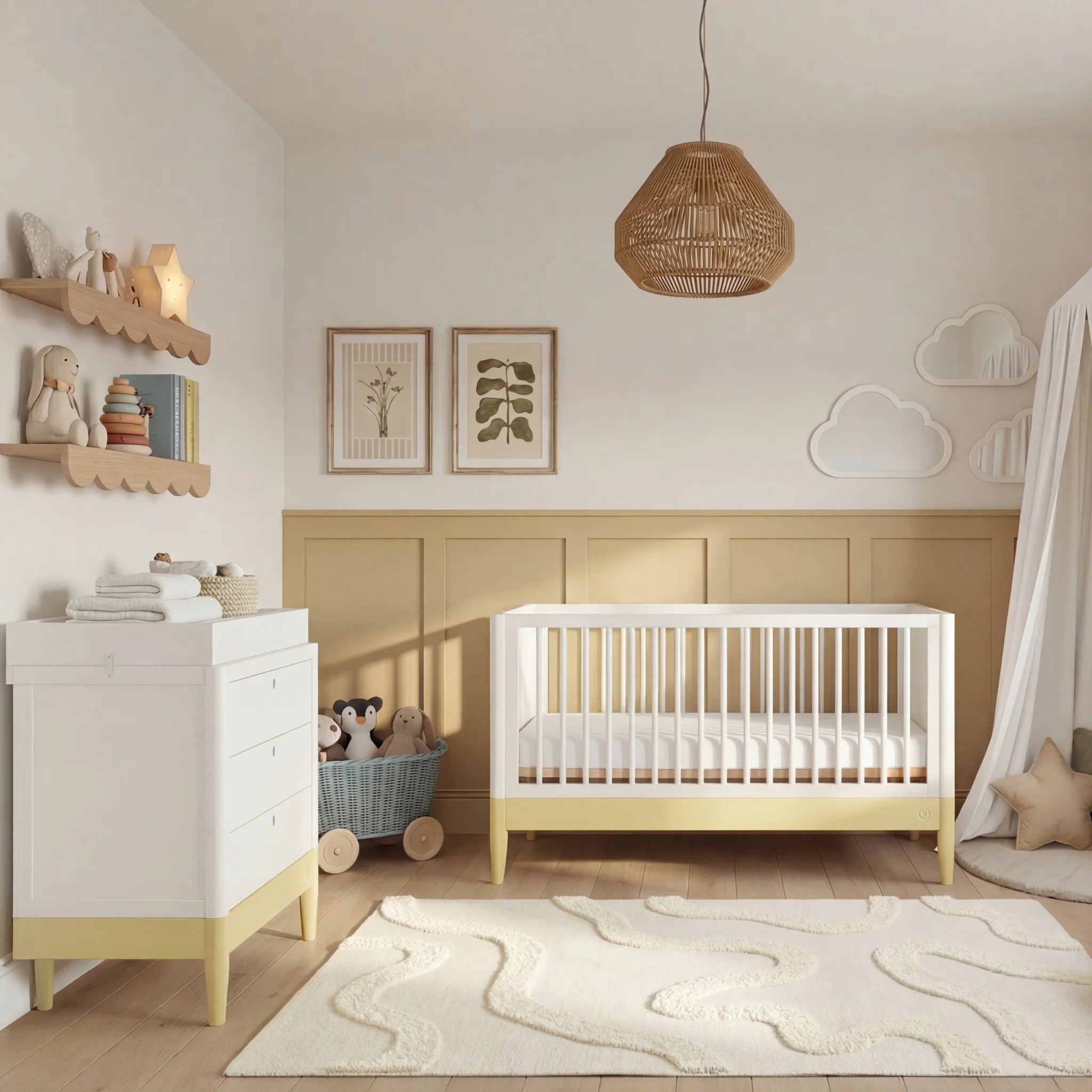 Lit bébé Gaia Baby EOS en blanc avec des accents jaune d'onagre dans une chambre d'enfant chaleureuse avec des panneaux muraux en bois, une décoration murale en forme de nuage et un tapis moelleux.
