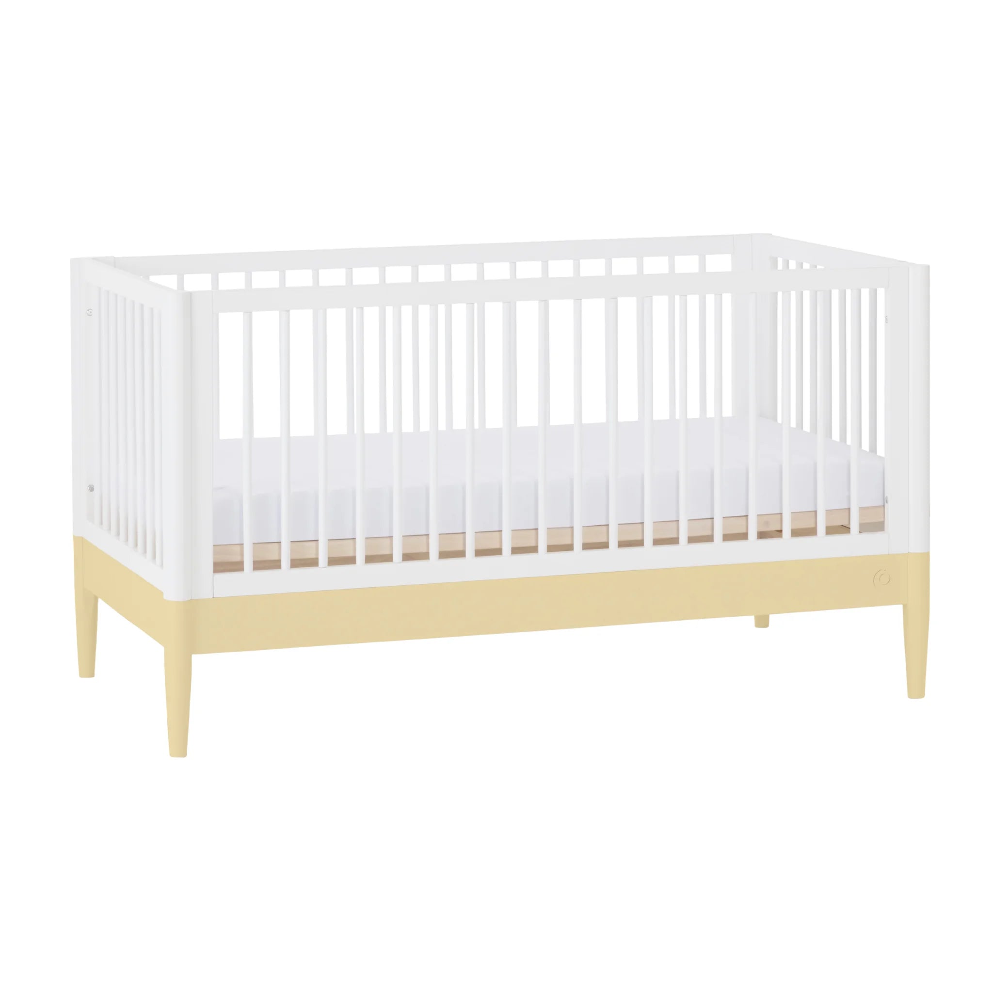 Lit bébé Gaia Baby EOS en angle blanc et jaune primevère vue du produit.