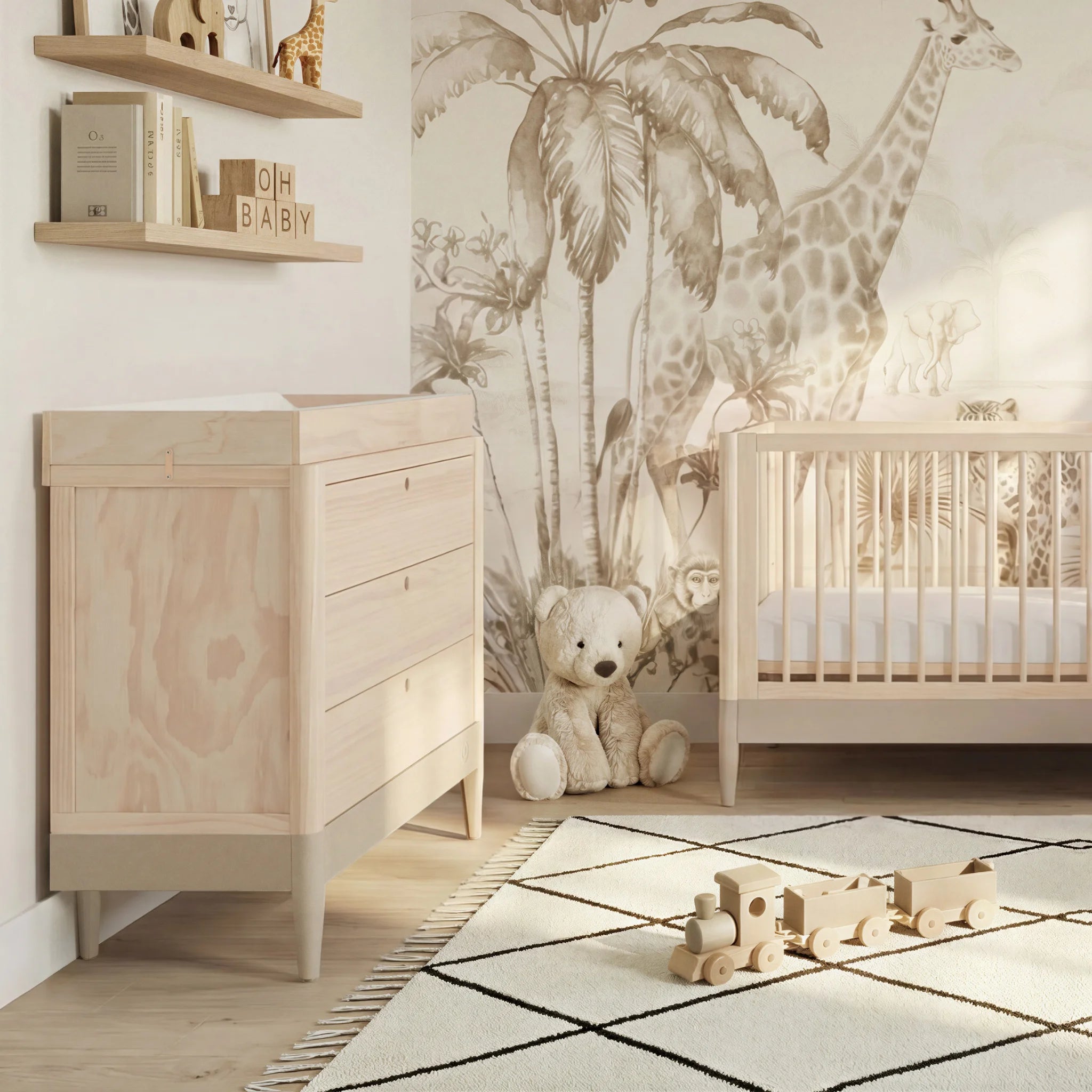 Commode et lit de bébé Gaia Baby EOS en bois naturel, style chambre d'enfant sur le thème du safari, avec décoration murale girafe