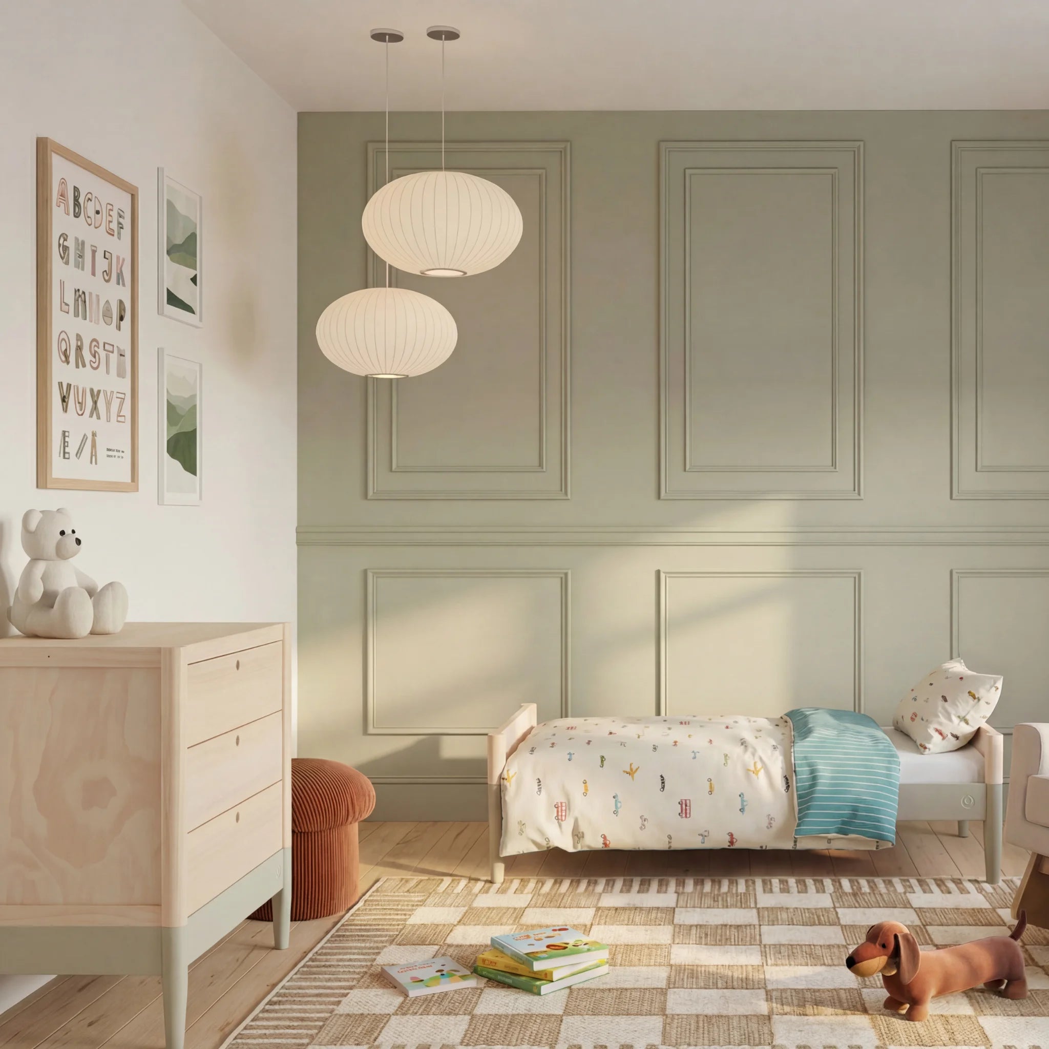 Gaia Baby EOS Kinderzimmerkommode aus Naturholz im modernen Kinderzimmer mit Kleinkinderbett und Spielzeug