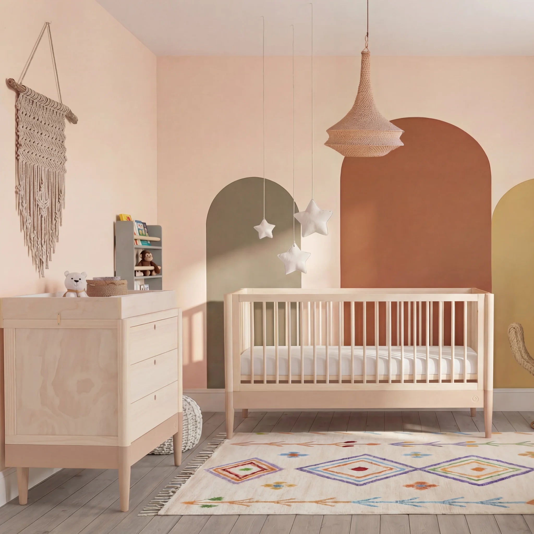 Gaia Baby EOS Kinderzimmerkommode und Kinderbett aus Naturholz im Kinderzimmer mit Puder-Rouge-Motiv