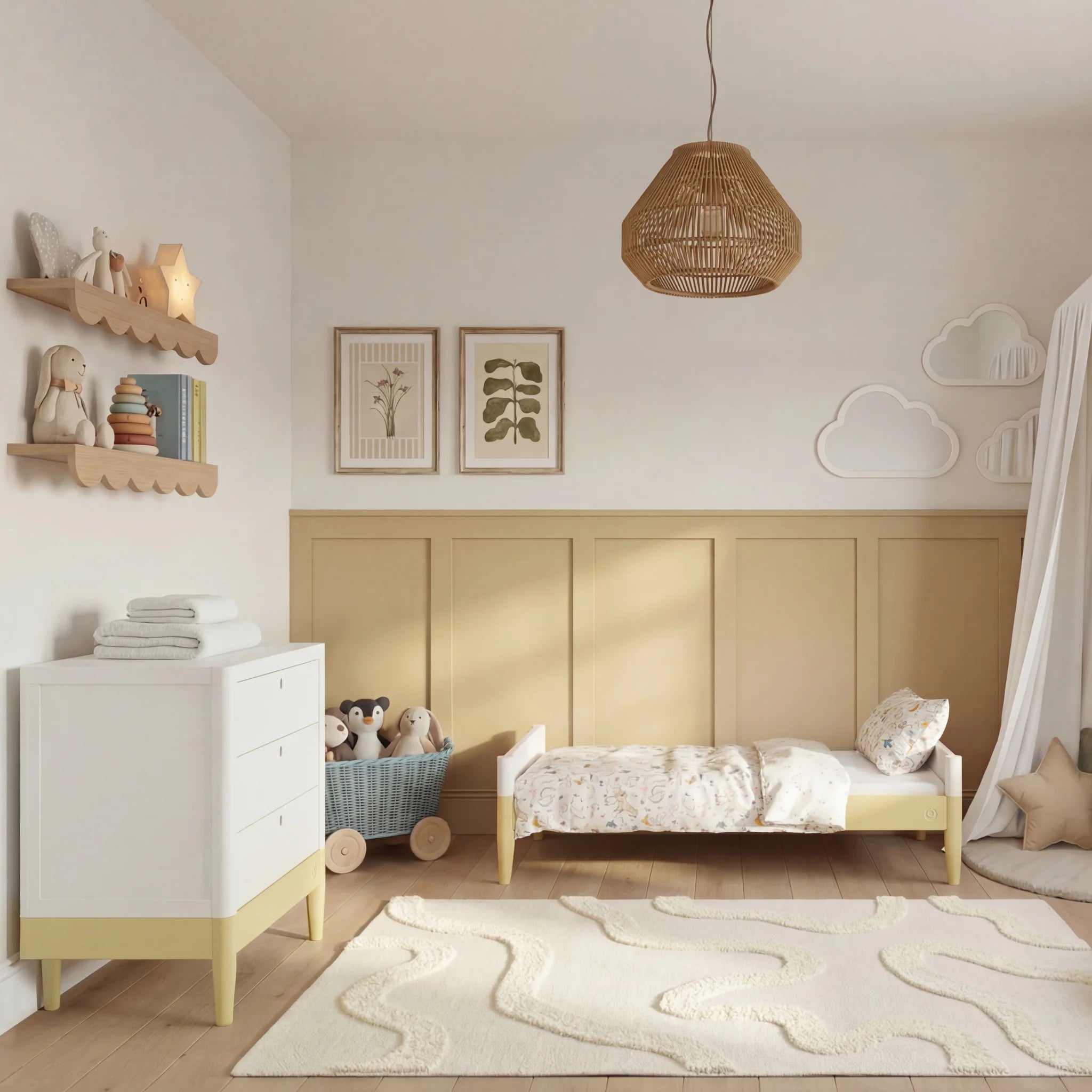 Commode Gaia Baby EOS en blanc avec des accents jaune d'onagre dans une chambre d'enfant chaleureuse avec des panneaux muraux en bois, des étagères et une décoration murale en forme de nuage.