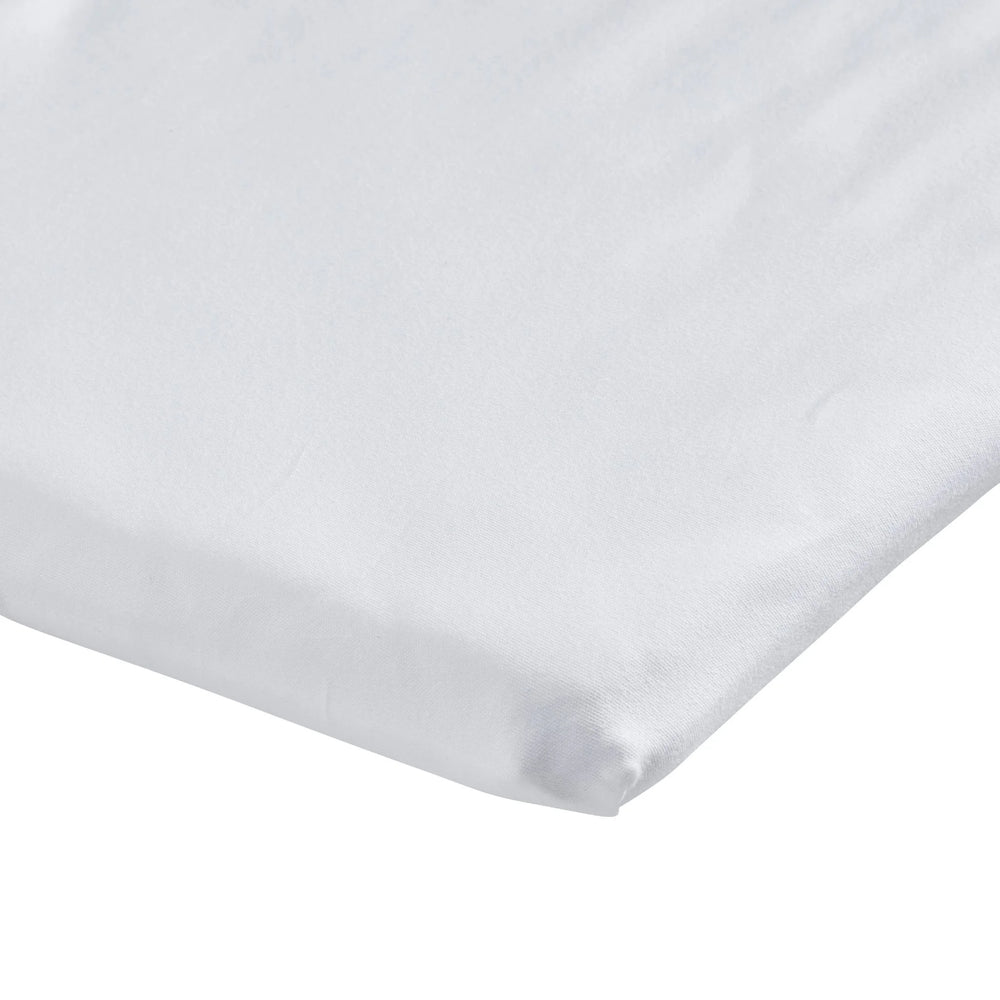 Close up of the corner of the Hera Bedside Crib mattress with Hera Fitted Sheet on.