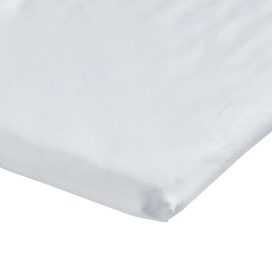 Close up of the corner of the Hera Bedside Crib mattress with Hera Fitted Sheet on.