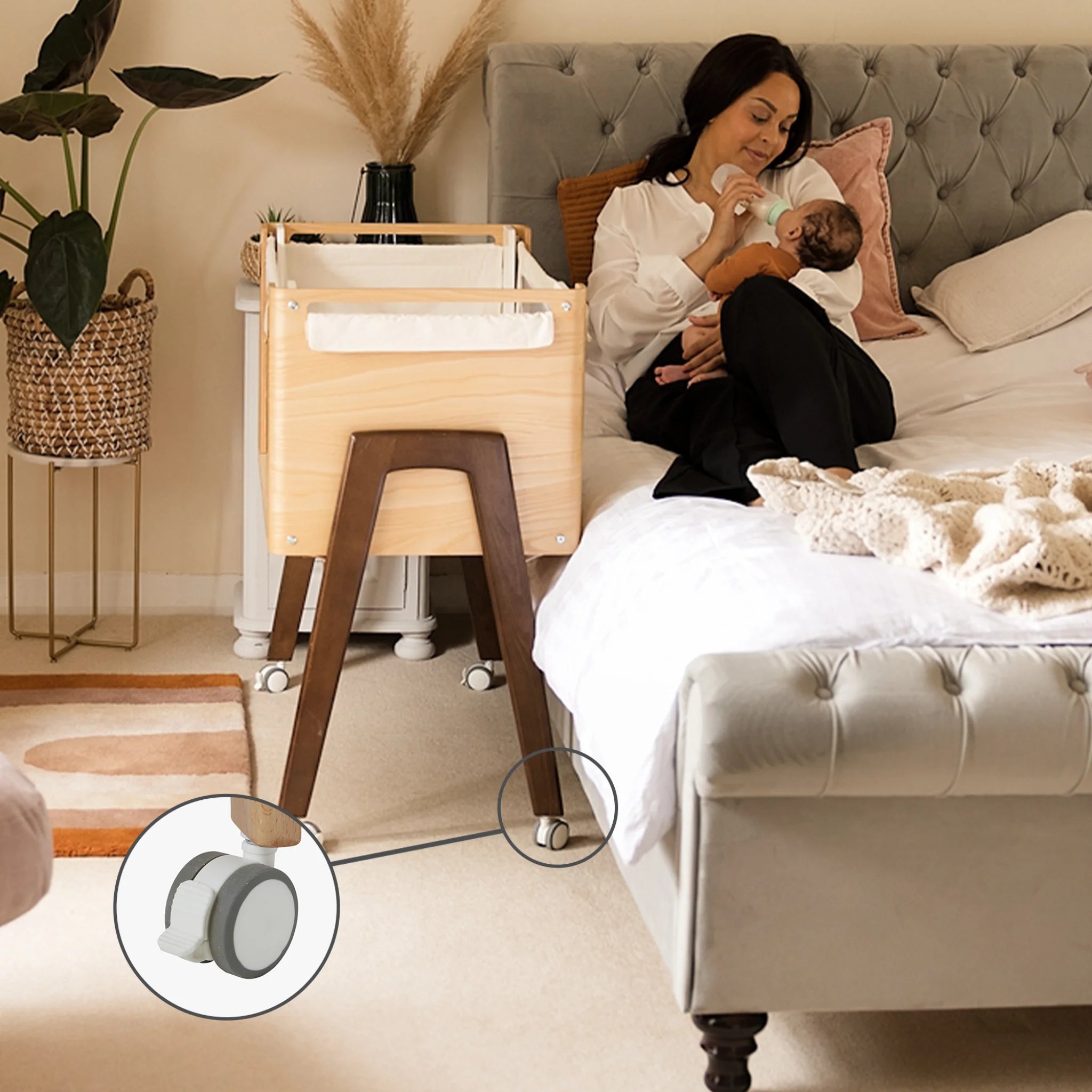 Hera-Beistellbett aus Echtholz mit optionaler Rollenfunktion.