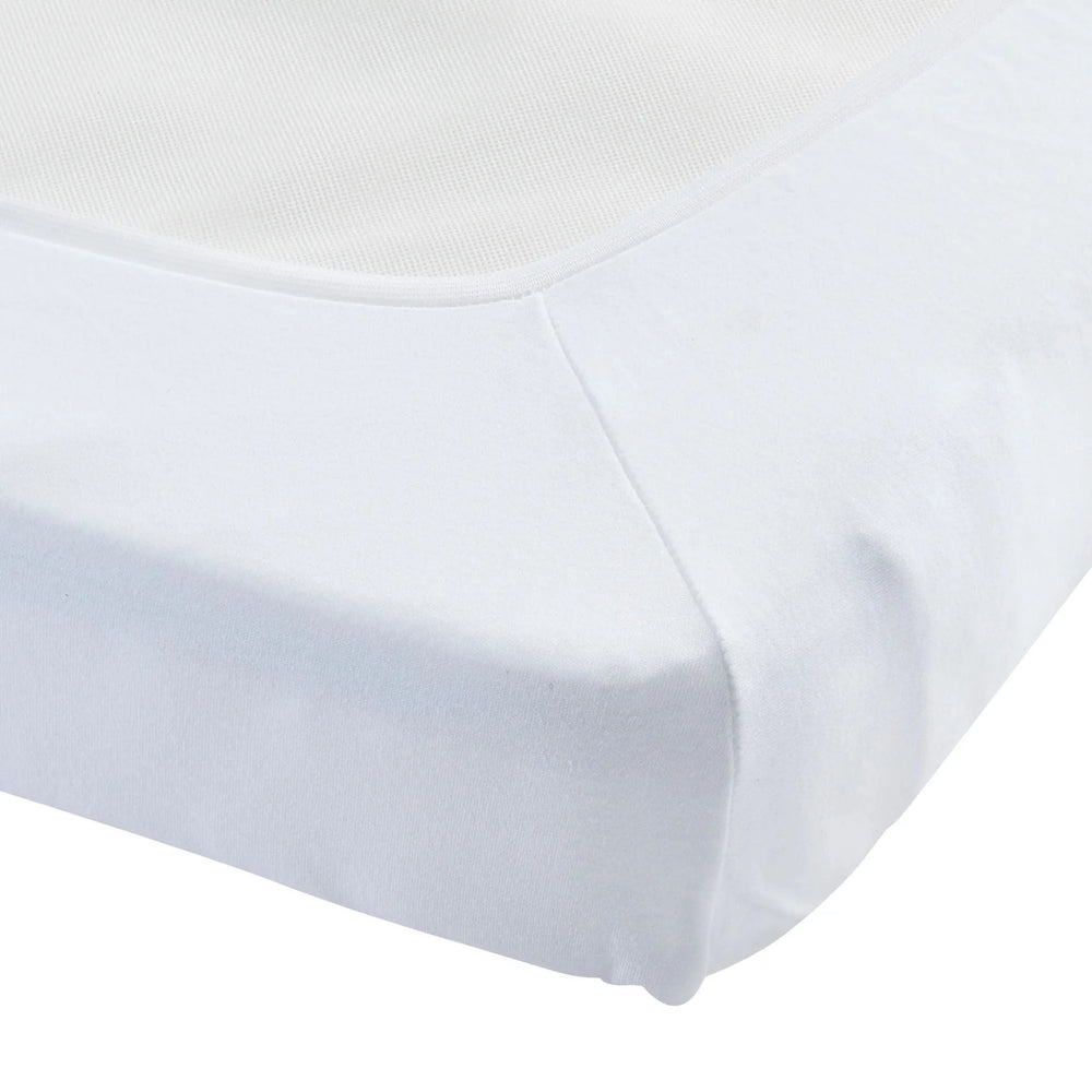 Close up of the corner of the Hera Cot Bed Mattress with the Hera Fitted Sheets on.