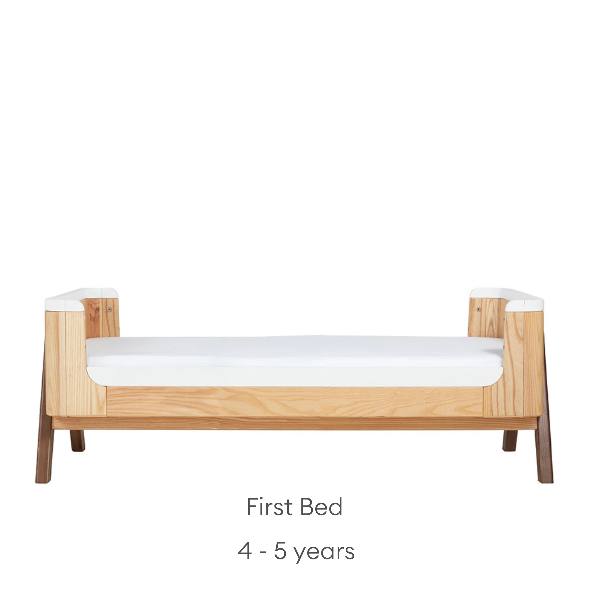 Hera Ledikantbed Naturel Essen Walnoot in peuterbedmodus voor kinderen van 4 - 5 jaar.