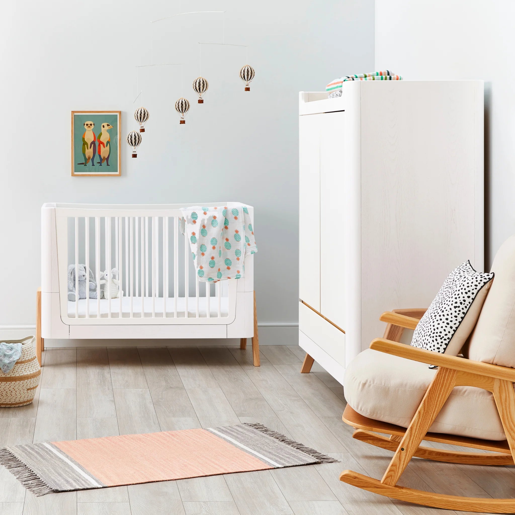 Hera Kinderbett Scandi White mit passendem Kleiderschrank und Schaukelstuhl in einem modern eingerichteten Kinderzimmer.