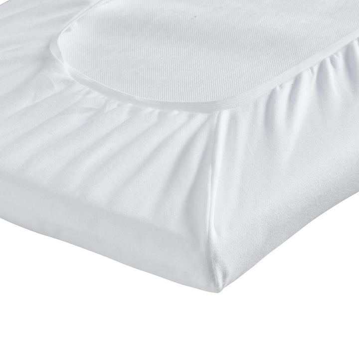 Image of Hera Bedside Crib fitted sheets on the mattress from underneath.