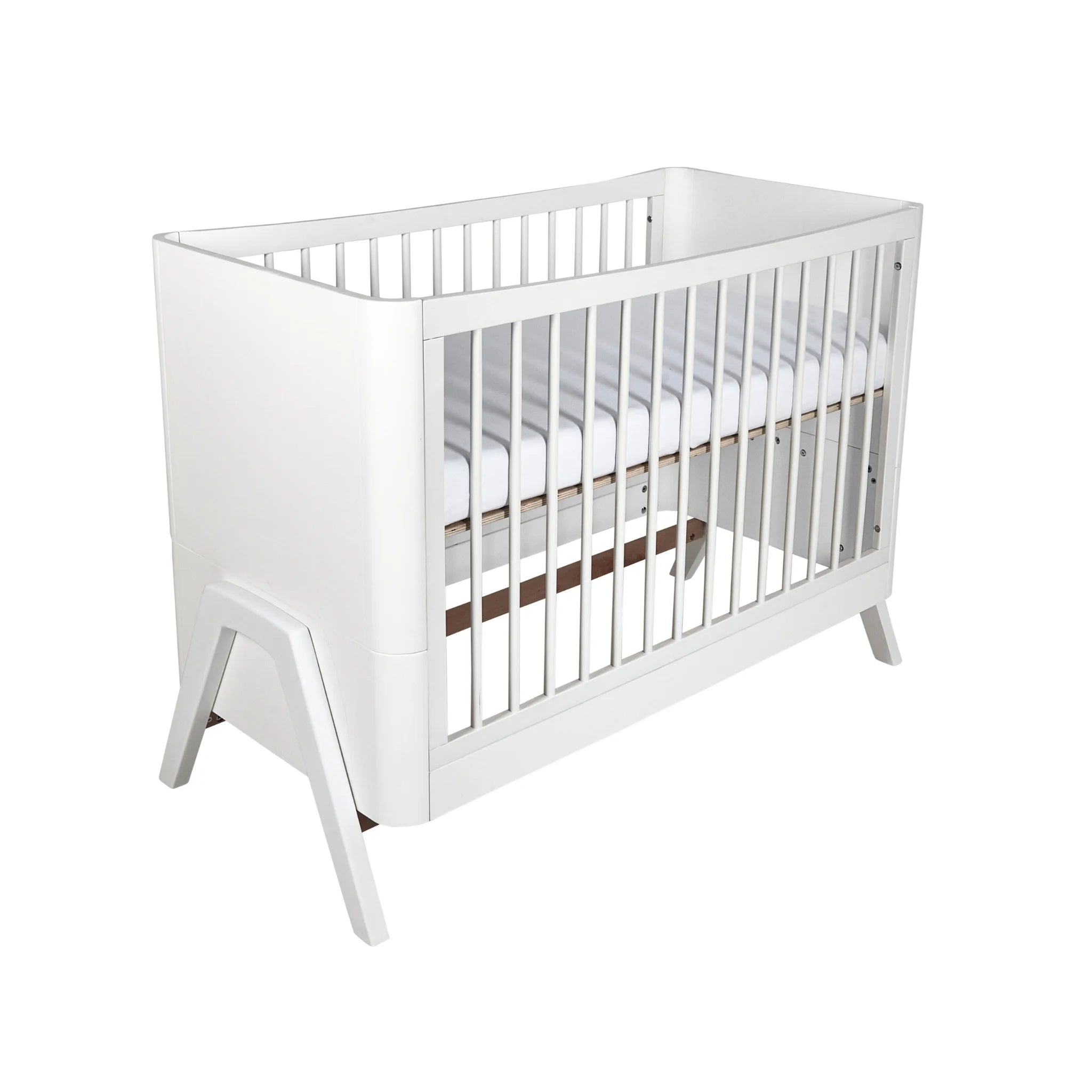 Schuin perspectiefaanzicht van het Gaia Baby Hera ledikantbed in een geheel witte afwerking, met strakke spindelzijden, een minimalistisch Scandinavisch geïnspireerd frame en opvallende geometrische poten op een witte achtergrond.
