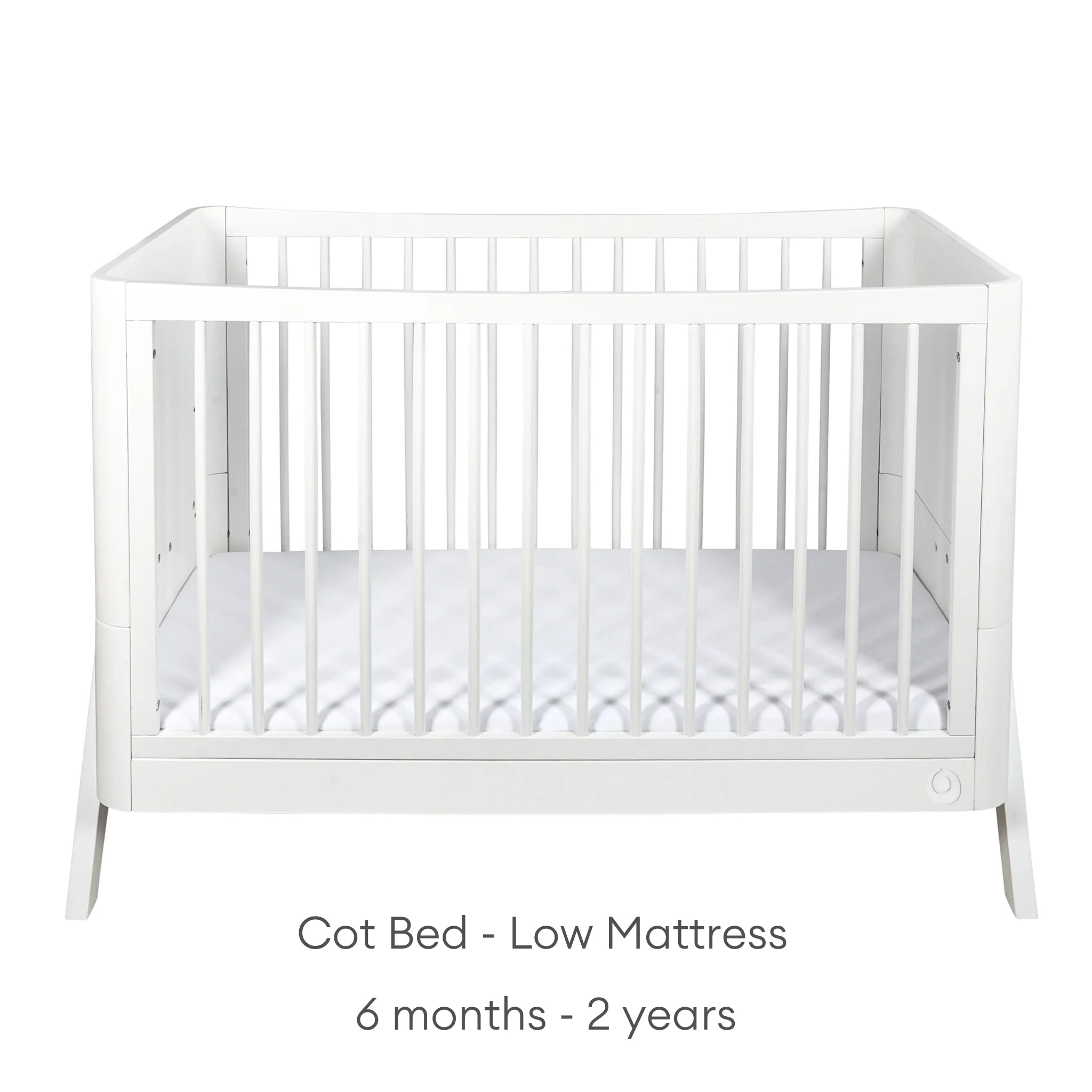 Gaia Baby Hera ledikantbed in wit met lage matrasinstelling (6 maanden–2 jaar), afgebeeld op een witte achtergrond.