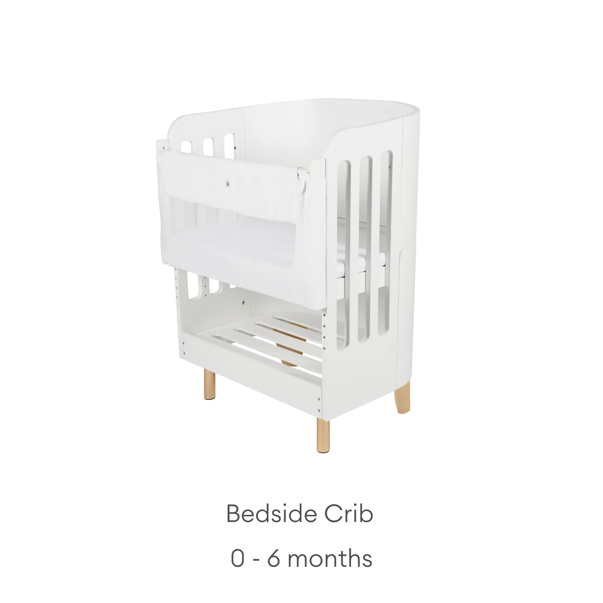 Gaia Baby Serena Beistellbett mit Beinen aus Naturholz, modernes weißes Beistellbett für Neugeborene und Beistellbett für Babys von 0 bis 6 Monaten im skandinavischen Kinderzimmerdesign.