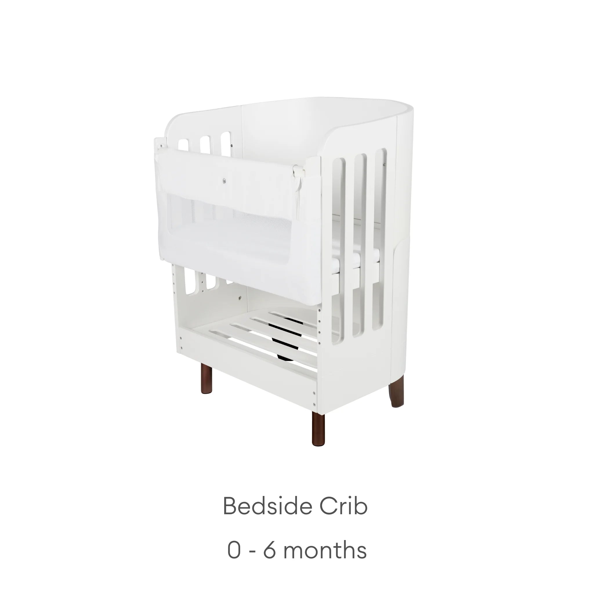 Gaia Baby Serena Beistellbett mit Beinen aus Walnussholz, moderner weißer Beistell-Stubenwagen für Neugeborene, minimalistisches Babybett-Produktbild, das die Stufe 0–6 Monate auf einem sauberen weißen Hintergrund zeigt.