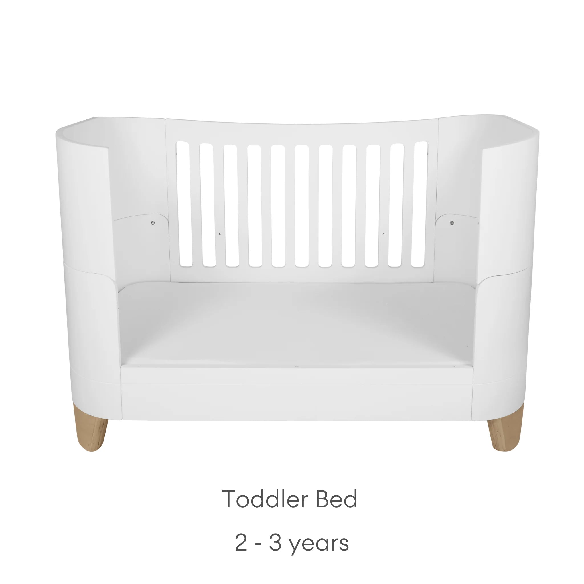 Gaia Baby Serena Kleinkinderbett mit Beinen aus Naturholz, umwandelbares weißes Kleinkinderbett für Kinder im Alter von 2–3 Jahren im modernen skandinavischen Kinderzimmer- und Kinderzimmermöbeldesign.