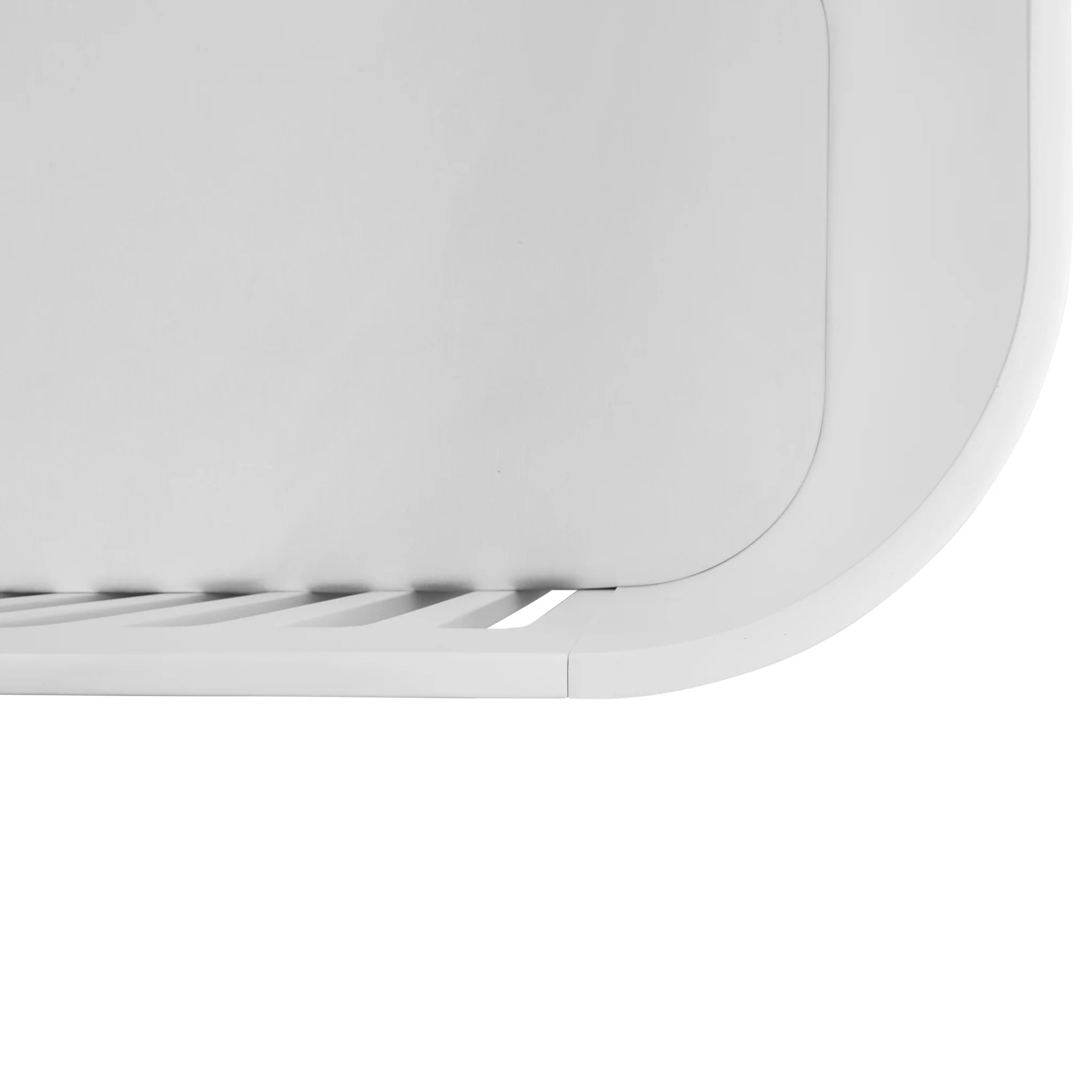Nahaufnahme der sanft geschwungenen weißen Kanten und Lattenrostdetails des Kinderbetts Serena, die das glatte, abgerundete Design auf einem sauberen weißen Hintergrund hervorheben.