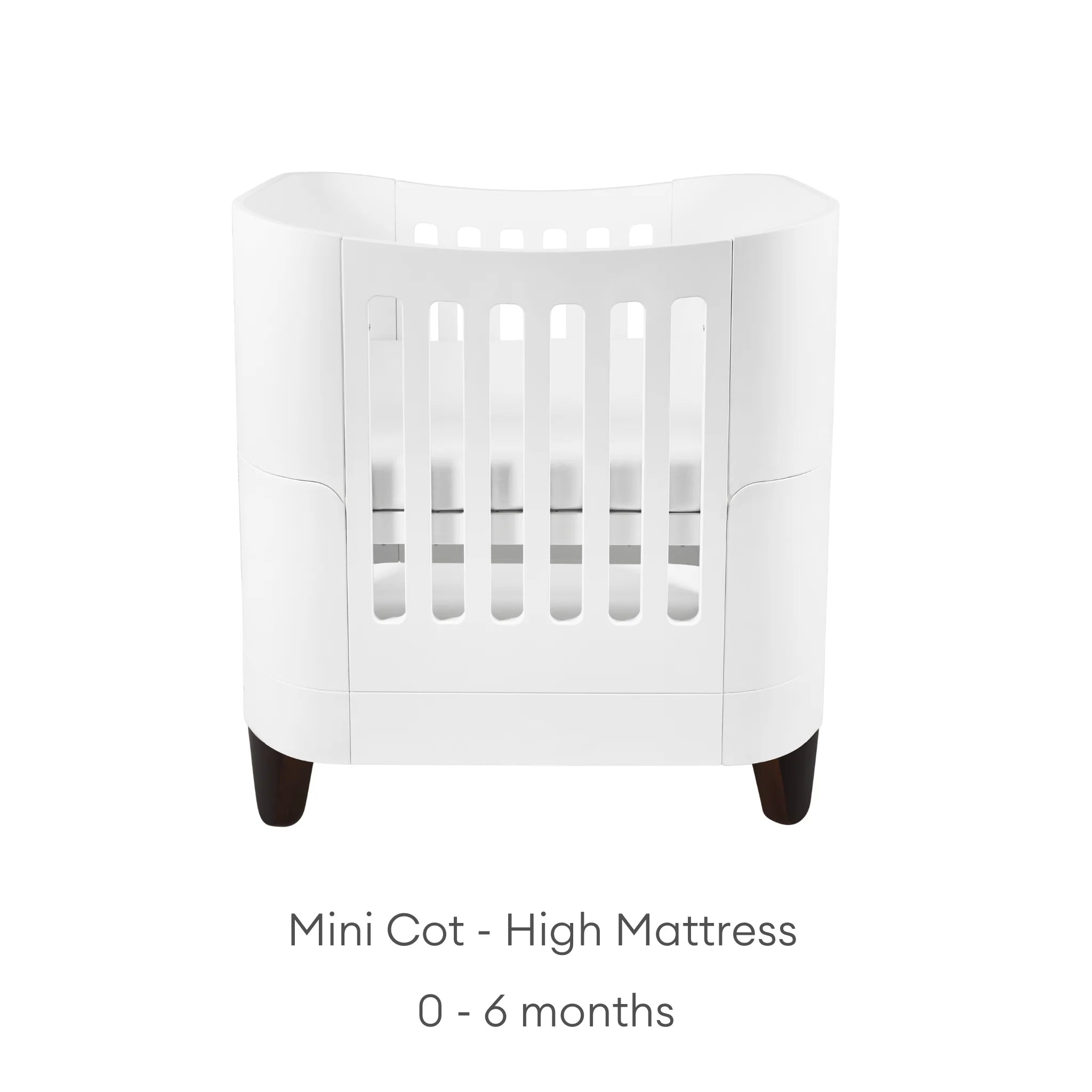Serena Mini-Kinderbett mit Walnussholzbeinen und hoher Matratzenauflage für Neugeborene, weißes Kinderbett von Gaia Baby (0–6 Monate).