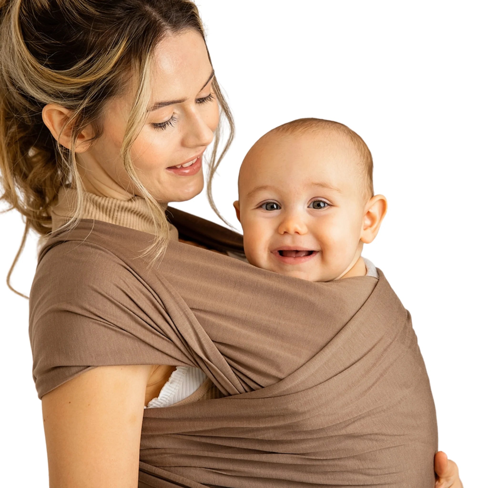 Mutter trägt lächelndes Baby im dehnbaren Gaia Baby-Tuch aus muskatnussfarbener Bio-Baumwolle in Nahaufnahme
