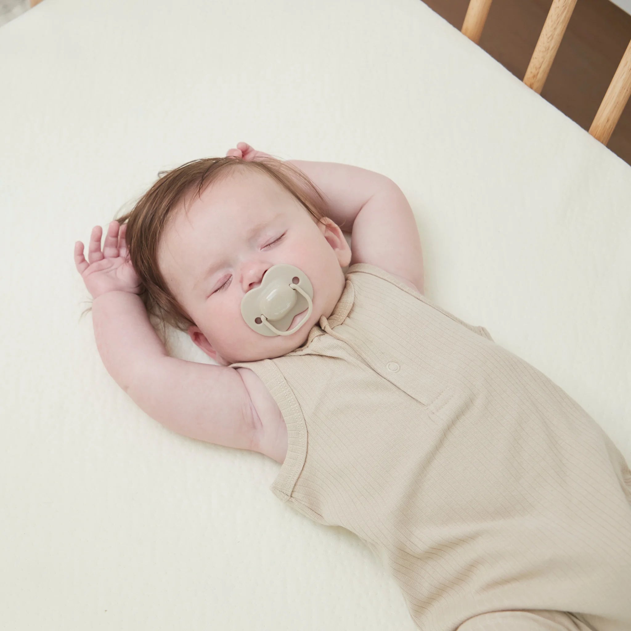 Bébé endormi allongé sur un matelas de lit de soutien ClevaMama ClevaFoam, montrant confort et soutien dans un lit de bébé.