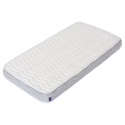 Matelas de luxe ClevaFoam à ressorts ensachés ClevaMama avec surface de sommeil blanche matelassée et conception en couches de soutien.