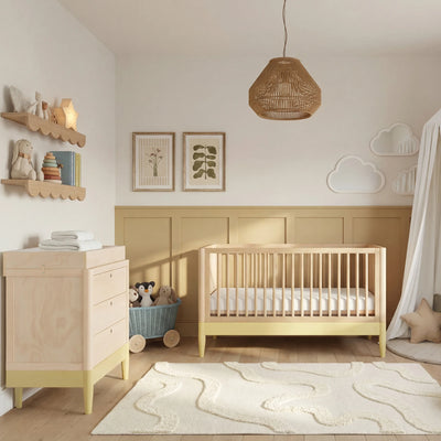 Gaia Baby EOS Kinderzimmer mit umwandelbarem Kinderbett und Kommode in Naturholz und Primelgelb