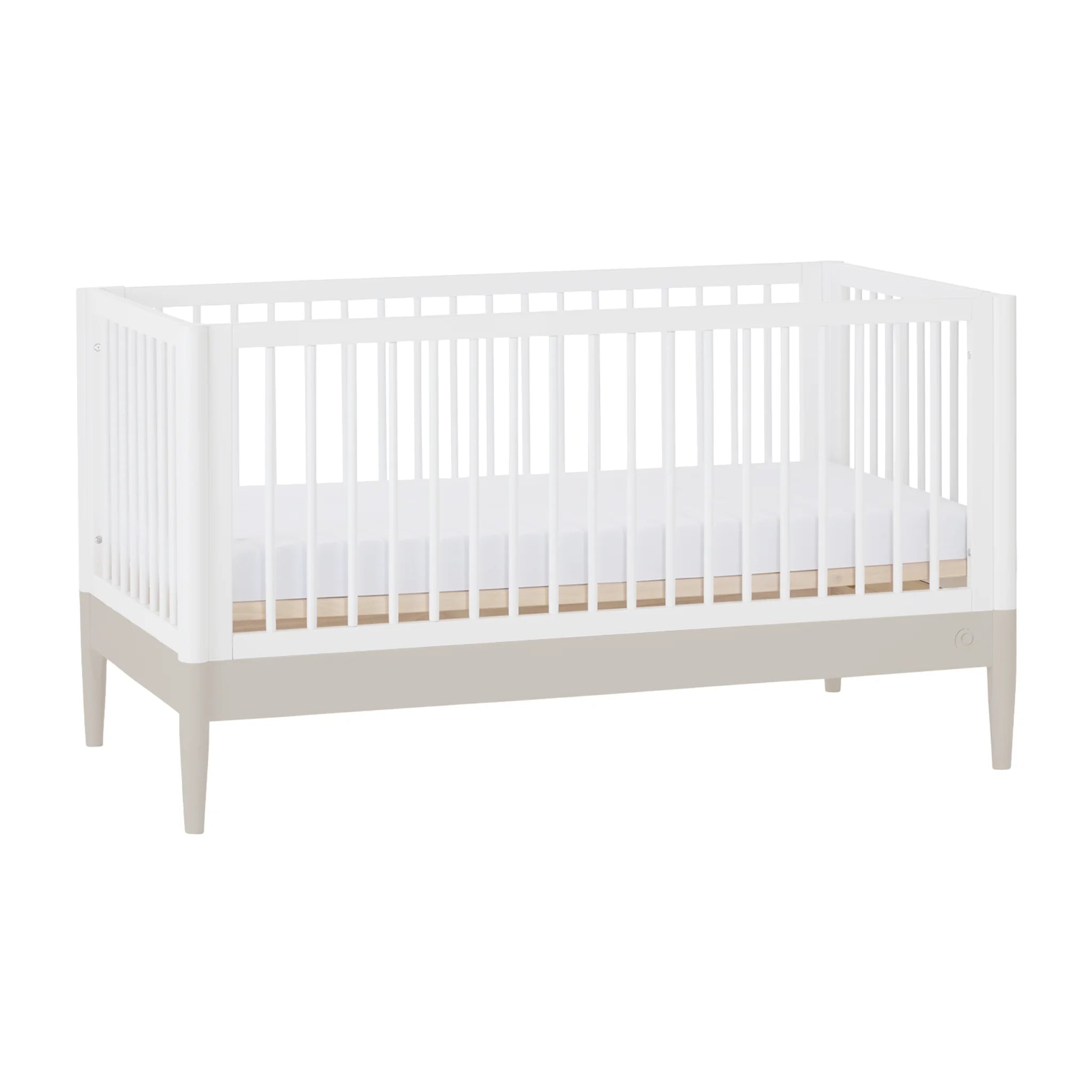 Lit bébé convertible Gaia Baby EOS en blanc et cachemire présenté comme un lit bébé vue en angle