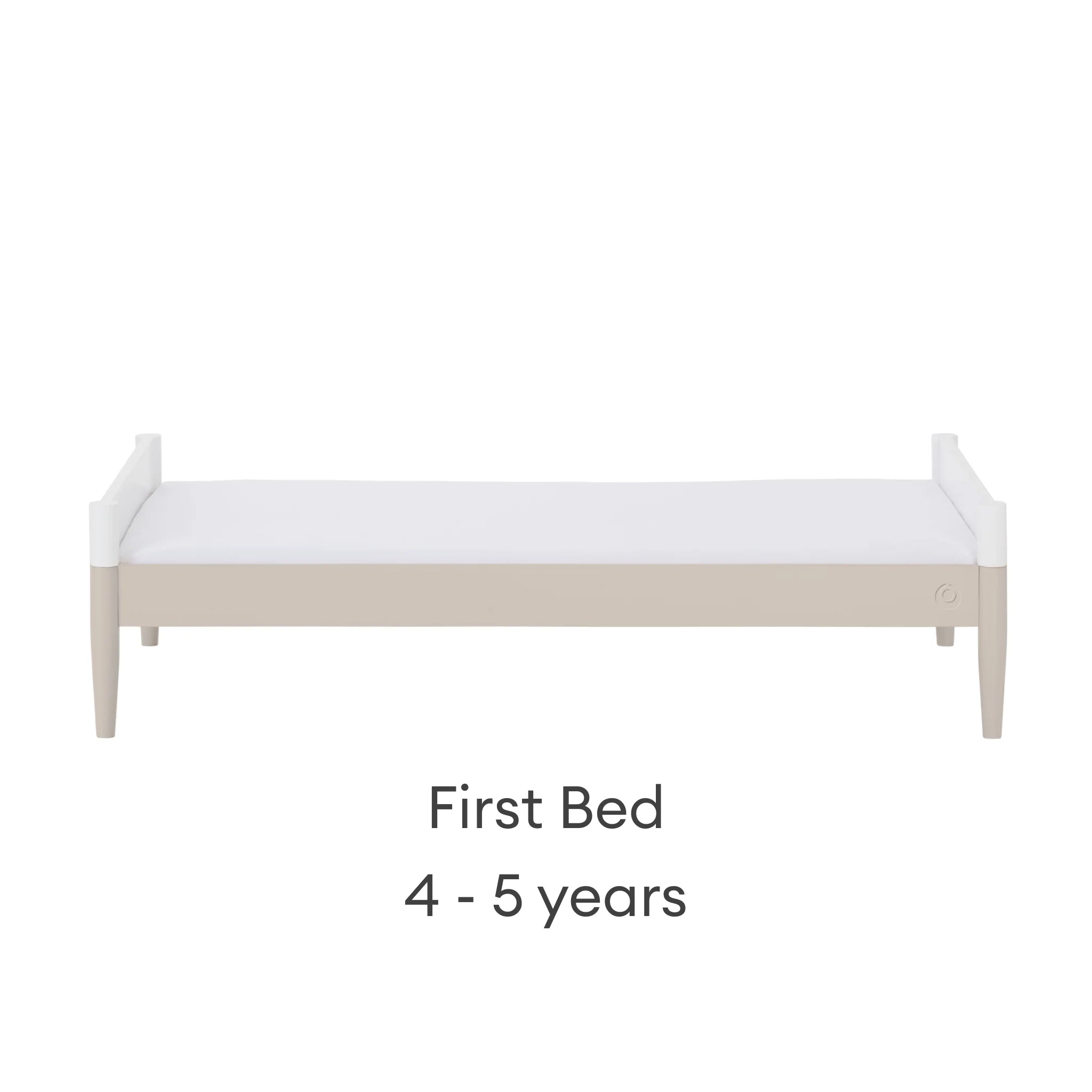 Lit bébé convertible Gaia Baby EOS en blanc et cachemire configuré comme premier lit pour les enfants de 4 à 5 ans