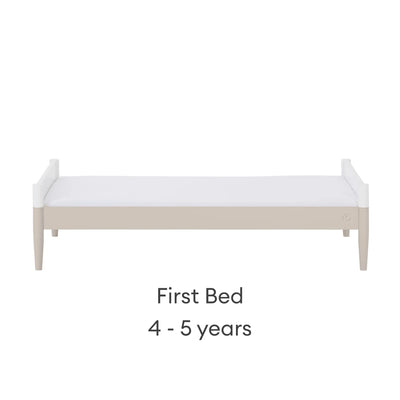Lit bébé convertible Gaia Baby EOS en blanc et cachemire configuré comme premier lit pour les enfants de 4 à 5 ans