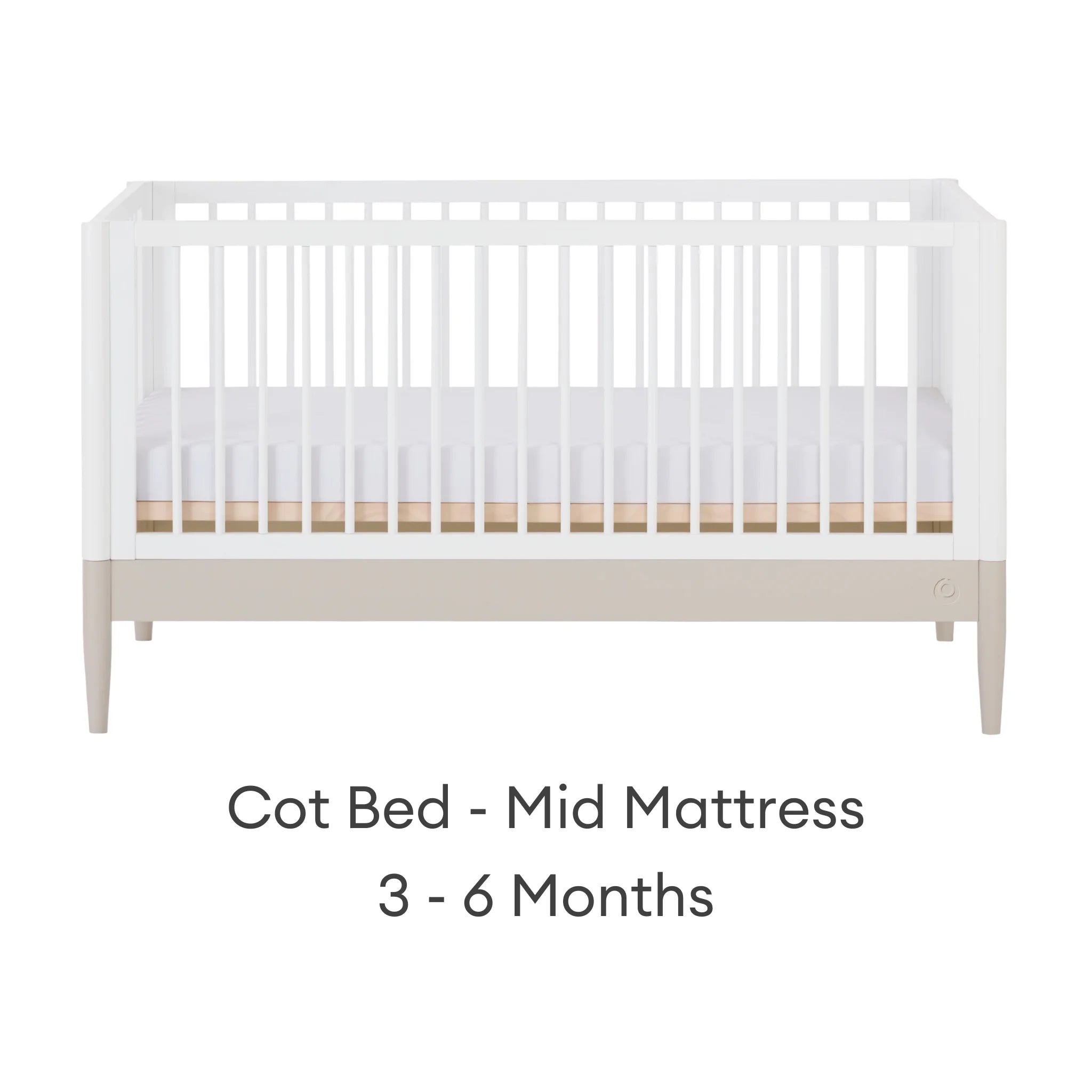 Lit bébé convertible Gaia Baby EOS avec position médiane du matelas pour bébés de 3 à 6 mois.