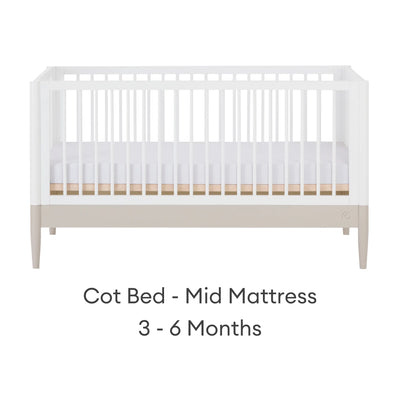 Lit bébé convertible Gaia Baby EOS avec position médiane du matelas pour bébés de 3 à 6 mois.