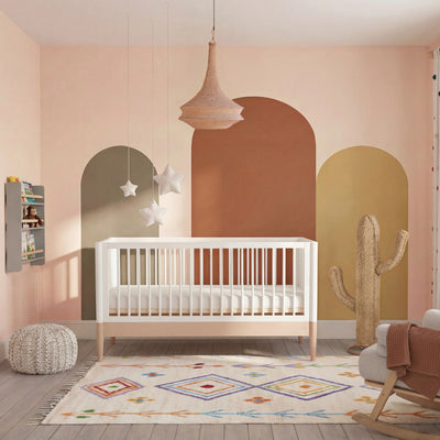 Gaia Baby EOS Cabrio-Kinderbett in Weiß und Naturholz in einem modernen Kinderzimmer.