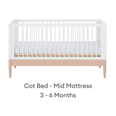 Gaia Baby EOS umwandelbares Kinderbett mit mittlerer Matratzenposition für Babys von 3–6 Monaten.