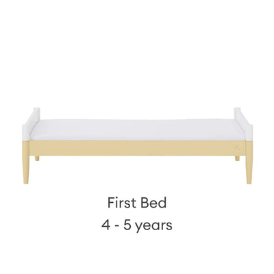 Lit convertible Gaia Baby EOS transformé en premier lit pour enfant de 4 à 5 ans en blanc et jaune primevère.