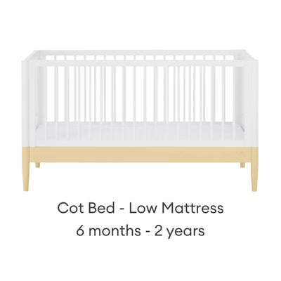 Lit convertible Gaia Baby EOS avec matelas position basse pour bébés plus âgés en blanc et jaune primevère.