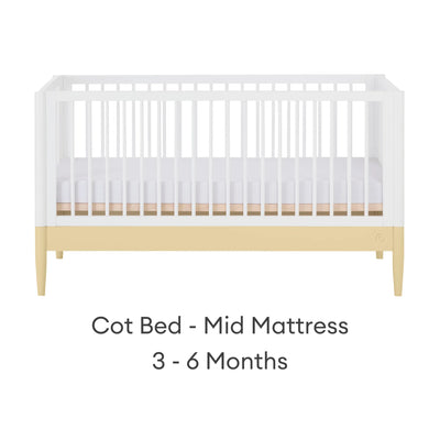 Lit convertible Gaia Baby EOS avec matelas position médiane pour bébé en blanc et jaune primevère.