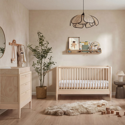 Gaia Baby Eos umwandelbares Kinderbett und Kommode aus Naturholz in einem modernen, neutralen Kinderzimmer mit Pflanzen, weichem Teppich und Holzboden