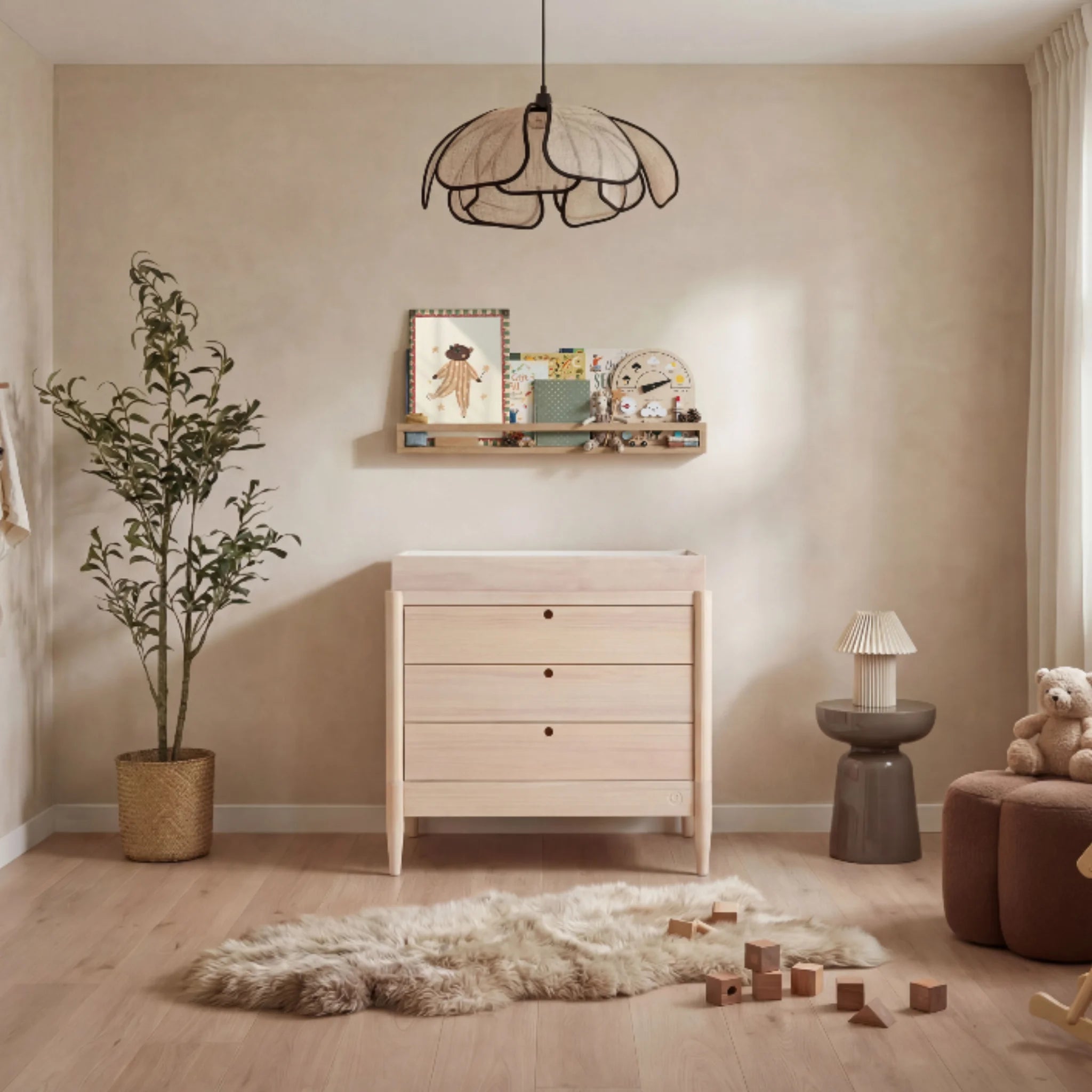 Gaia Baby EOS Kinderzimmerkommode aus Naturholz mit Wickeltisch in einem stilvollen, modernen Babyzimmer.