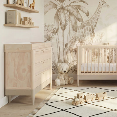 Commode et lit de bébé Gaia Baby EOS en bois naturel, style chambre d'enfant sur le thème du safari, avec décoration murale girafe