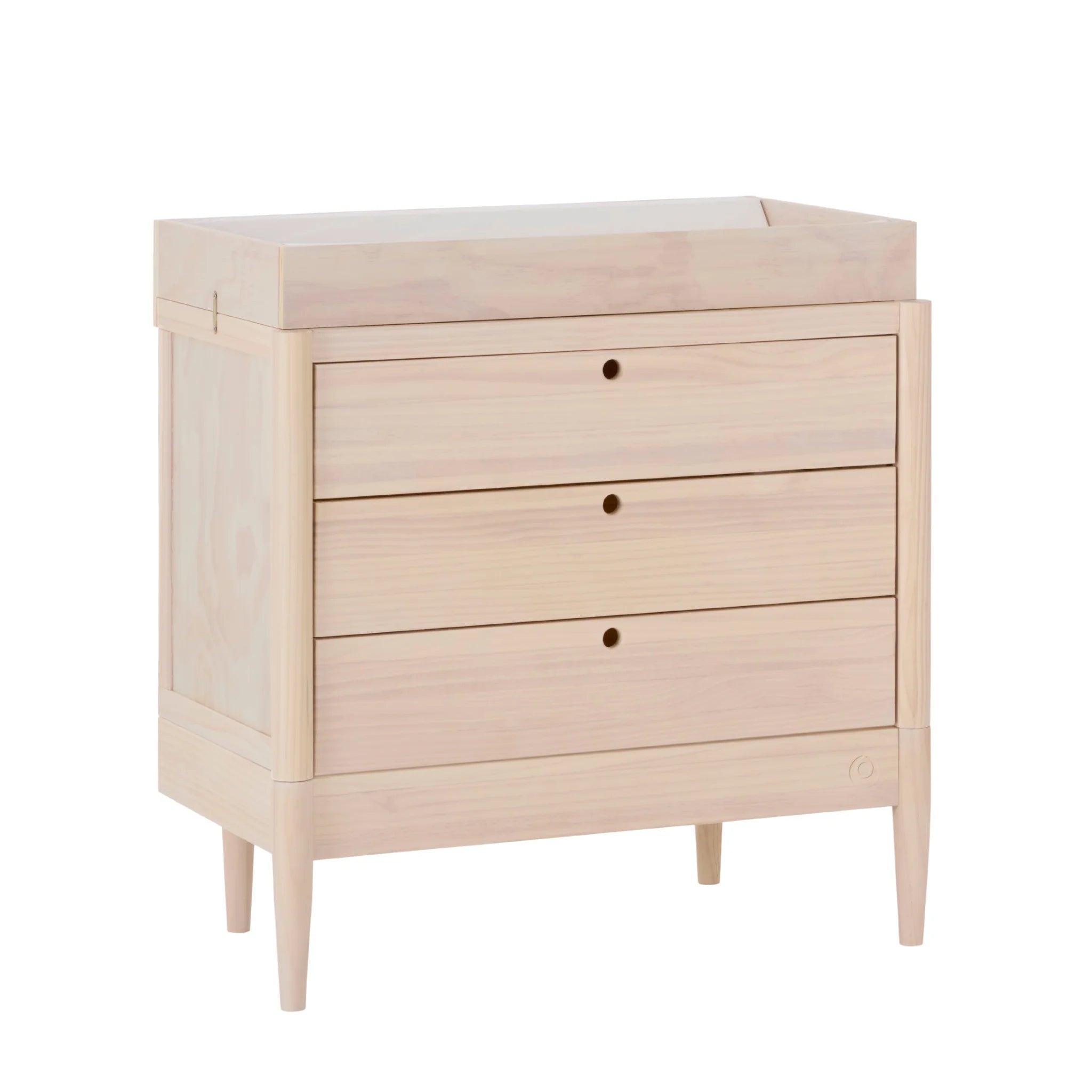 Gaia Baby EOS Kinderzimmerkommode aus Naturholz mit schräger Ansicht der Wickeloberseite