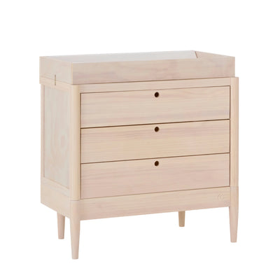 Gaia Baby EOS Kinderzimmerkommode aus Naturholz mit schräger Ansicht der Wickeloberseite