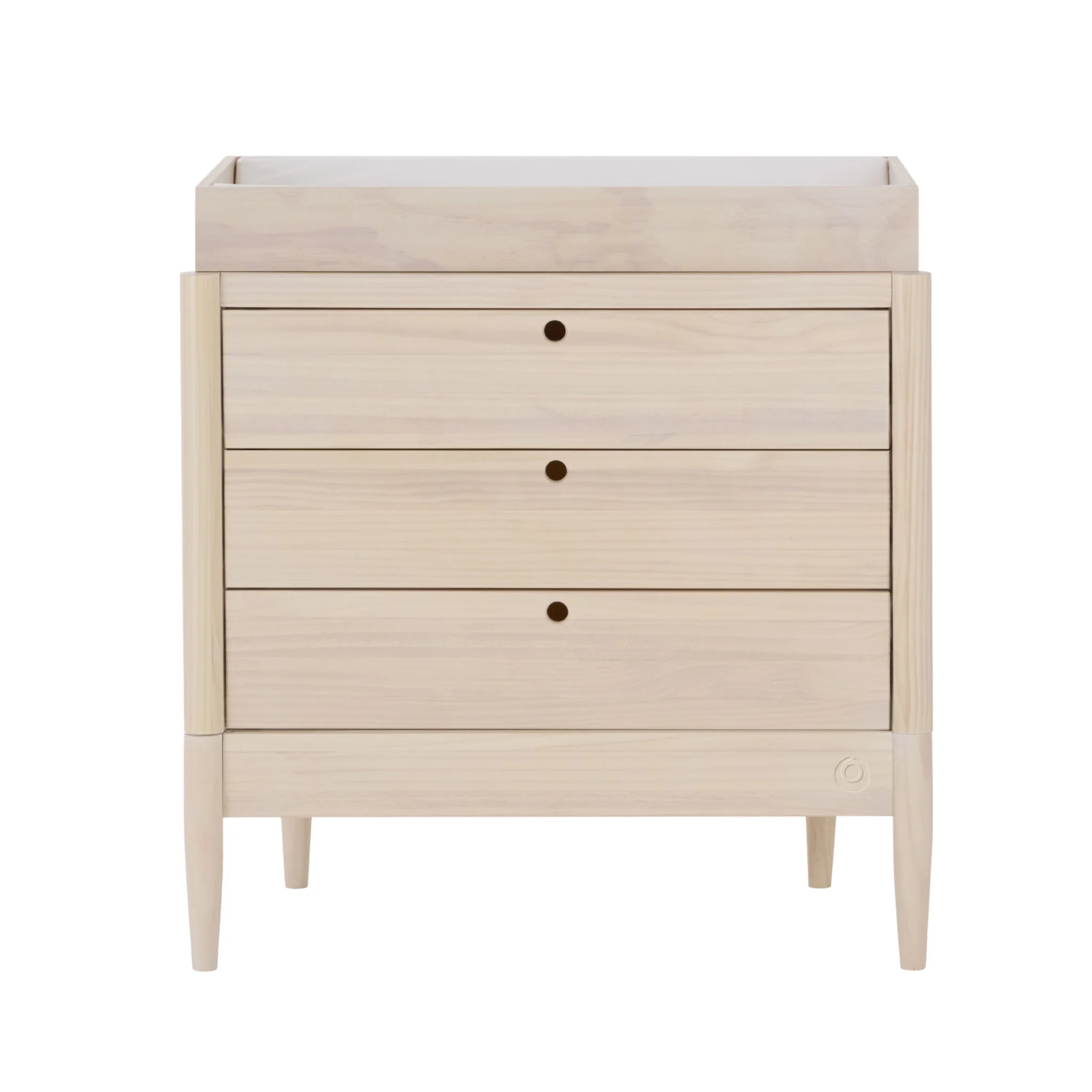 Gaia Baby Eos Kommode aus Naturholz mit drei Schubladen und Wickelauflage auf weißem Hintergrund.