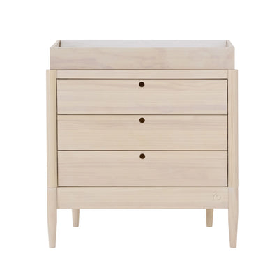 Gaia Baby Eos Kommode aus Naturholz mit drei Schubladen und Wickelauflage auf weißem Hintergrund.
