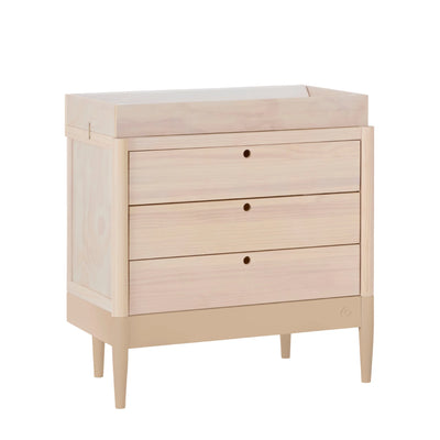 Gaia Baby EOS Kinderzimmerkommode mit Wickelauflage in Naturholz und Puderrosa, schräge Ansicht