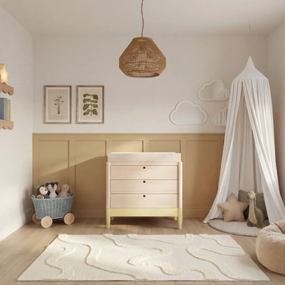 Gaia Baby EOS Kinderzimmerkommode mit Wickelauflage aus Naturholz und Primelgelb im Kinderzimmer