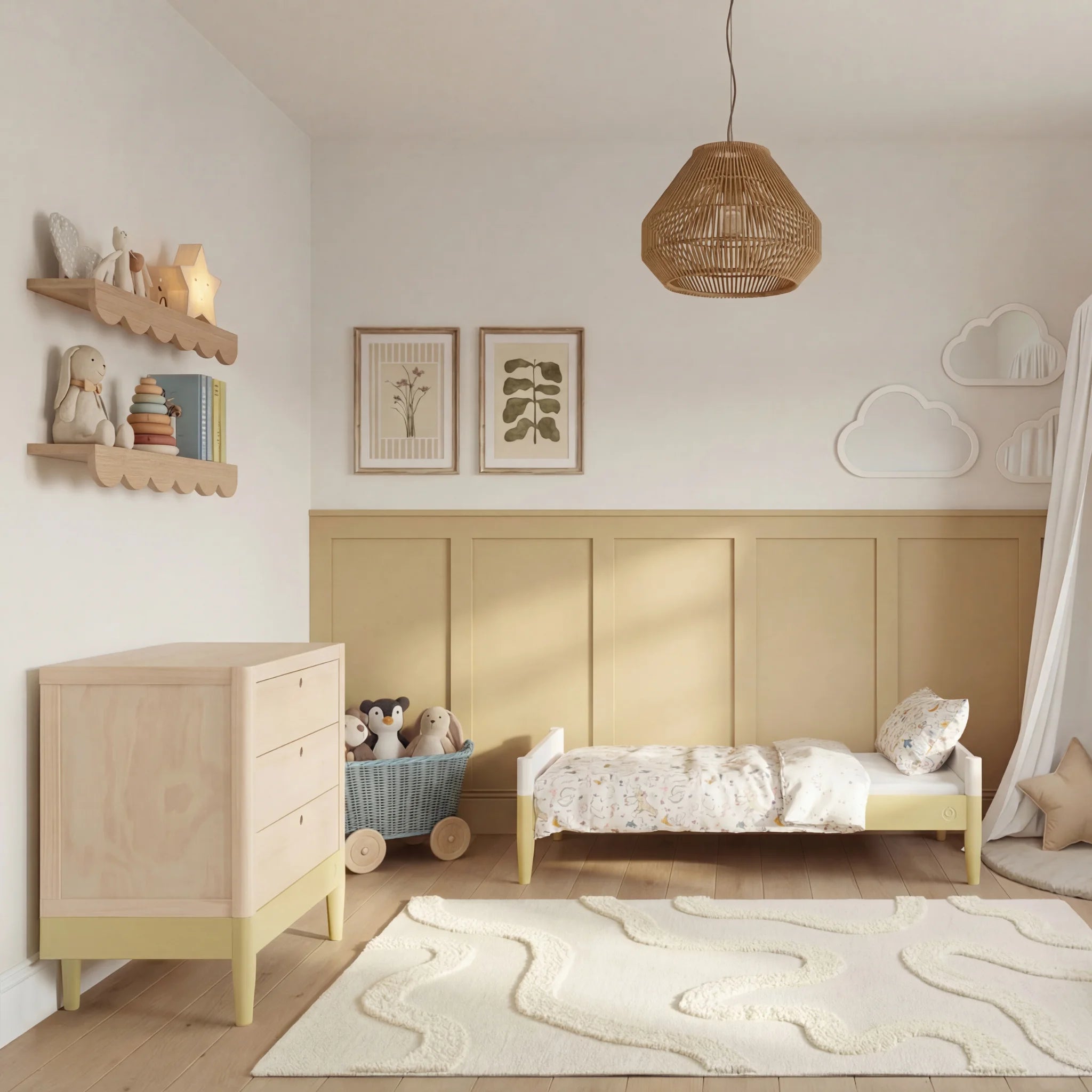 Gaia Baby Eos Kommode aus Naturholz mit primelgelbem Untergestell in einem warmen Kinderzimmer mit Kleinkinderbett, Regalen und sanftem, neutralem Dekor