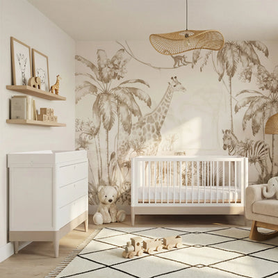 Chambre de bébé neutre sur le thème du safari avec berceau et commode blancs, fresque murale girafe et jungle, étagères en bois et décor beige doux