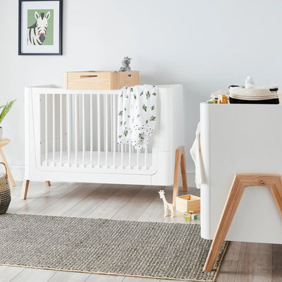 Gaia Baby Hera Kinderbett, Vorderansicht, mit Wickelstation oben und passender Kommode.