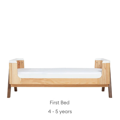 Hera Ledikantbed Naturel Essen Walnoot in peuterbedmodus voor kinderen van 4 - 5 jaar.